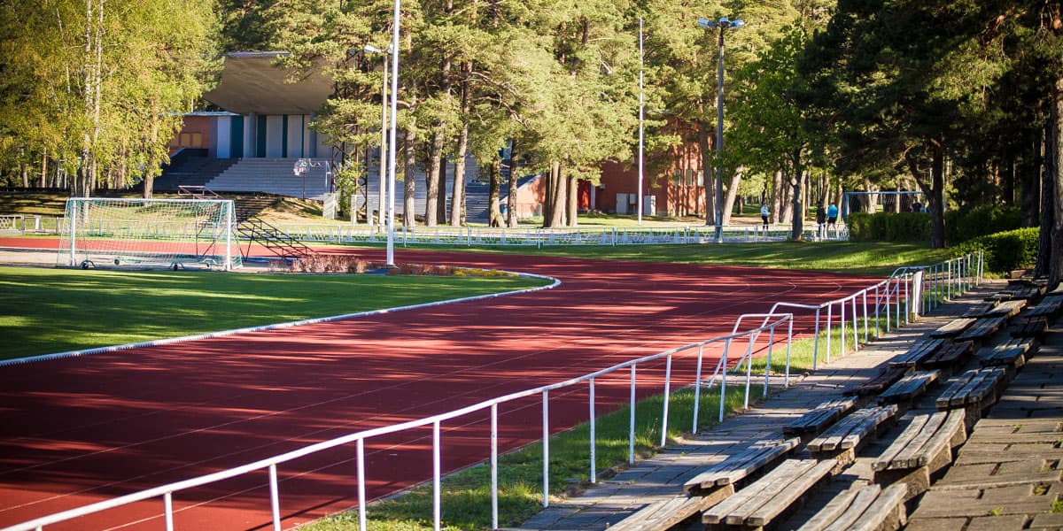Stadions ar skrejceļiem un estrāde fonā